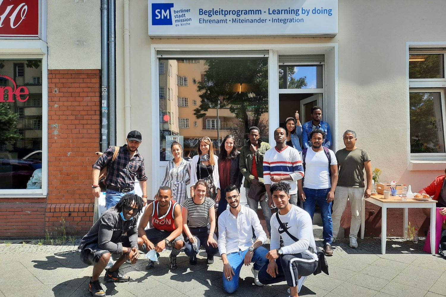 Gruppenfoto auf dem Gehweg vor der Berliner Stadtmission.