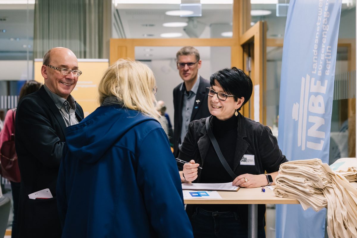 Teilnehmende des Neujahrsempfang melden sich im Foyer an.