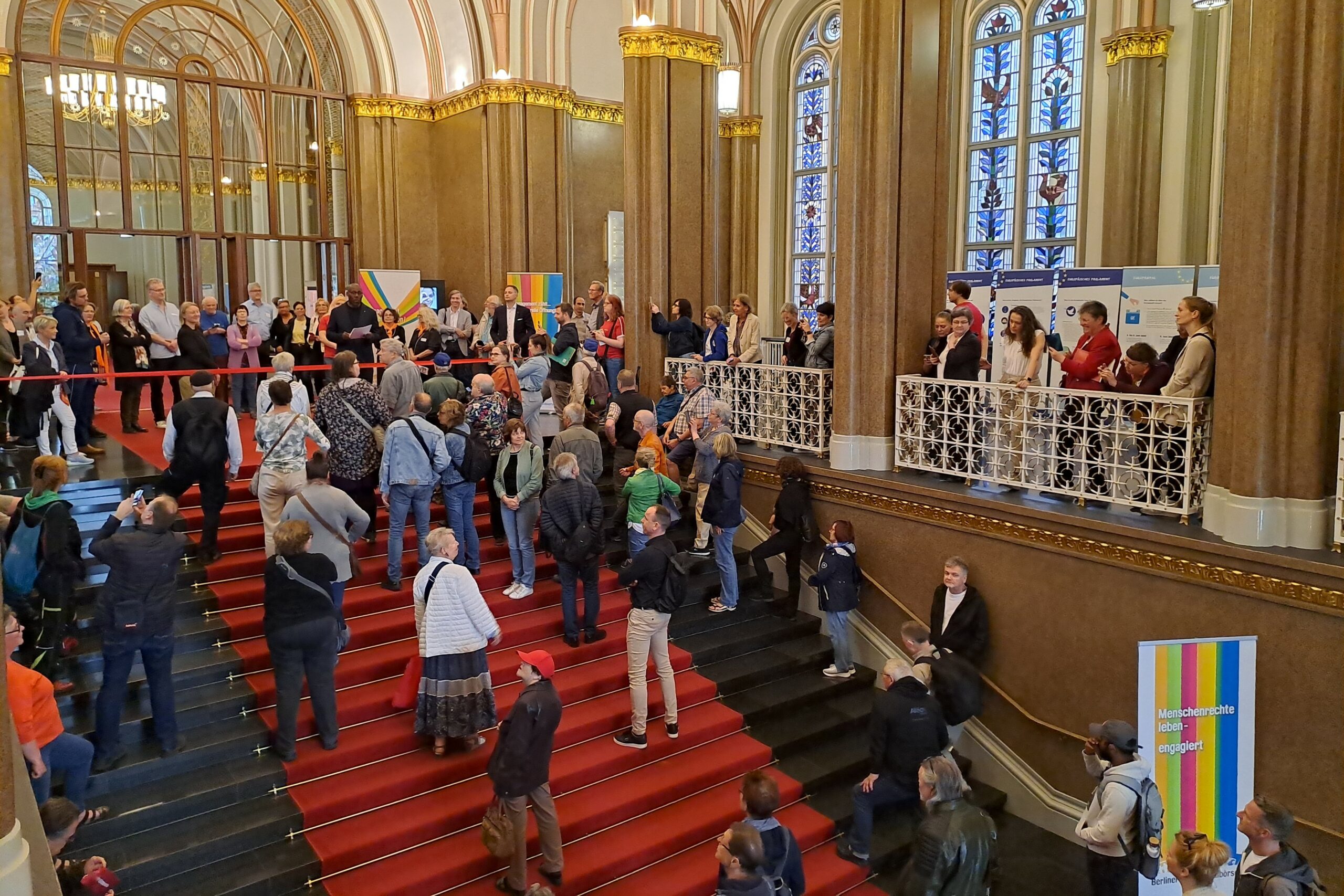 Besucher:innen der Berliner Freiwilligenbörse warten am Aufgang zum Roten Rathaus auf die Eröffnung der Börse.